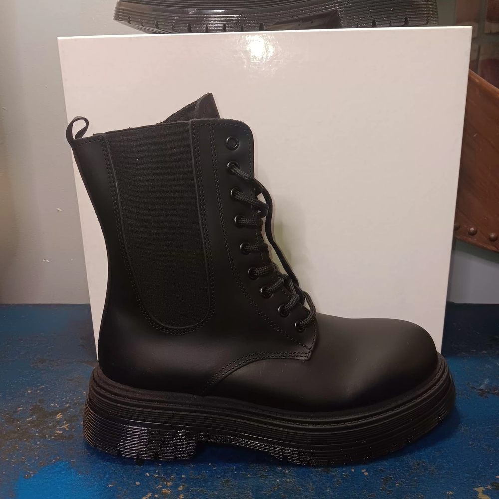 Oroscuro Leather Chunky Black Lace-Up Combat Boot